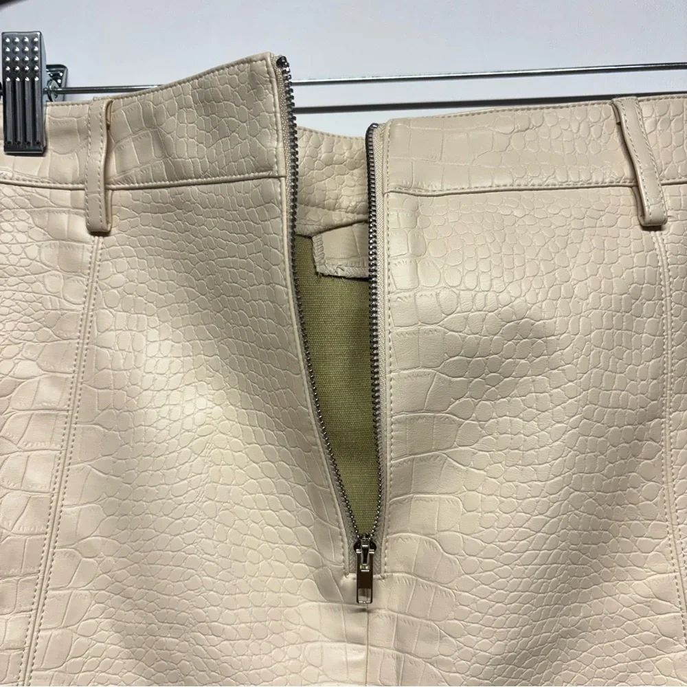 ✨Francesca's Collections Cream Mini Skirt Size M
